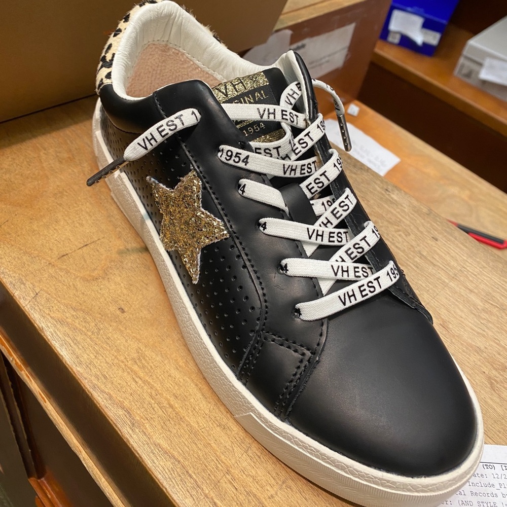 Like new condition just wore for an hour. Size 8 come with box and extra laces.